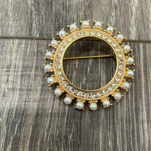 Pretty metal and paste brooch